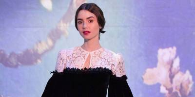 Lily Collins Visits Immersive Van Gogh Exhibit in Chicago Made Famous By 'Emily in Paris' - www.justjared.com - Paris - Illinois