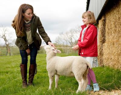 Duchess Catherine & Prince William Have Play Date With A Tractor And A Sheep - etcanada.com - city Cambridge - county Darlington
