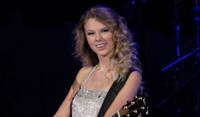 Taylor Swift Officially Unveils 'Fearless (Taylor's Version)' Track List, Including All Vault Songs - www.justjared.com