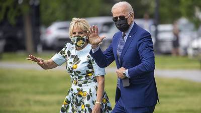 Joe Biden Picks A Dandelion For Wife Jill Before Flying Off On Marine One: Watch Sweet, Romantic Gesture - hollywoodlife.com