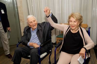 Anne Douglas, Widow Of Kirk Douglas, Dies At 102 - etcanada.com - Hollywood - city Paris, county Love