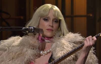 Watch St. Vincent give live debuts to ‘Daddy’s Home’ tracks on ‘Saturday Night Live’ - www.nme.com