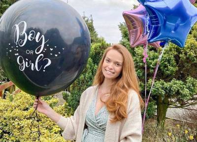 Aoife Walsh reveals she’s having a baby girl in gender reveal party - evoke.ie - Ireland