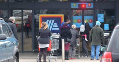 Aldi worker stuns mum after her 7-year-old daughter is left in tears in store - www.manchestereveningnews.co.uk