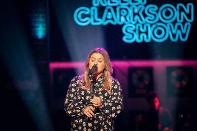 Kelly Clarkson Performs The Ultimate Late-Night Anthem ‘3AM’ With Matchbox Twenty Cover - etcanada.com