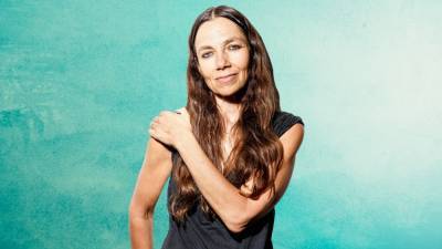 Justine Bateman Is Aging. She No Longer Cares What You Think About That. - www.glamour.com