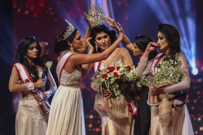 Sri Lanka Beauty Queen Injured After Mrs. World Steals Her New Crown - etcanada.com - Sri Lanka