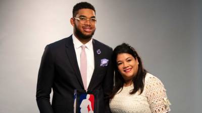 Karl-Anthony Towns Gets COVID Vaccine Ahead of 1-Year Anniversary of Mom's Death - www.etonline.com - city Karl-Anthony