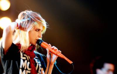 Paramore are reissuing their 2007 album ‘Riot!’ on silver vinyl - www.nme.com