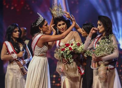 Beauty queen claims she was injured when former winner snatches her crown back - evoke.ie - Sri Lanka