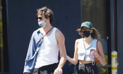 Kaia Gerber and Jacob Elordi wore matching outfits while on a coffee run - us.hola.com - Los Angeles