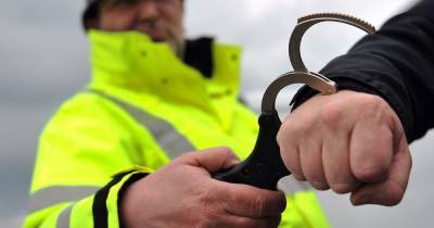 Driver of car 'linked to serious assault' arrested after cops find 'knuckleduster' - www.manchestereveningnews.co.uk