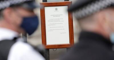 Moment notice of Prince Philip's death is placed on Buckingham Palace gates - www.manchestereveningnews.co.uk