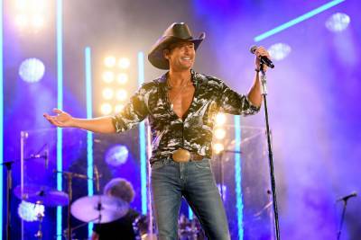 Tim McGraw Announces Two Deluxe Versions Of ‘Here On Earth’, Drops New Track ‘God Moves The Pen’ - etcanada.com - Florida - county Hubbard