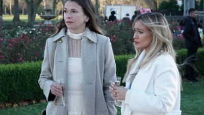 'Younger' Stars on the Final Season and Hiding Hilary Duff's Baby Bump (Exclusive) - www.etonline.com