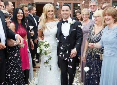 Catherine Tyldesley recreates her wedding photos for five-year anniversary - evoke.ie