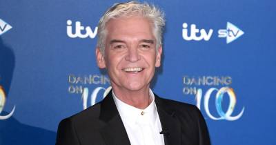 Phillip Schofield enjoys lunch date with three of his This Morning co-hosts as he shares smiling selfie - www.ok.co.uk