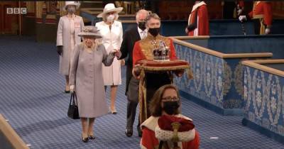 Queen swaps ceremonial robe for 'COVID-appropriate' day dress at first appearance since Prince Philip's death - www.ok.co.uk