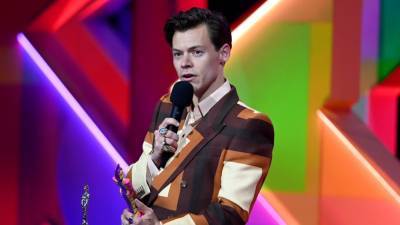 Harry Styles Accepts His BRIT Award With an American Accent and Fans Are Confused - www.etonline.com - Britain - USA