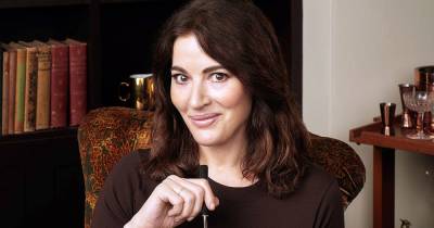 'That's you telt!' Nigella Lawson scolds Janey Godley on Twitter for getting pavlova and cheesecake mixed up - www.dailyrecord.co.uk