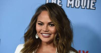 Chrissy Teigen publicly apologizes to Courtney Stodden for past tweets - www.wonderwall.com
