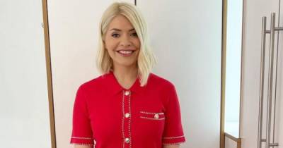 Holly Willoughby sends fans wild with '60’s cabin crew attire' - www.manchestereveningnews.co.uk