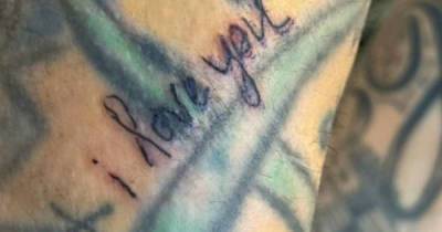 Kourtney Kardashian inks Travis Barker's arm with love message - www.msn.com