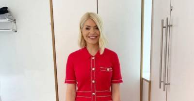 Holly Willoughby goes back to the 60s as she plays dress up in 'cabin crew attire' for This Morning - www.ok.co.uk