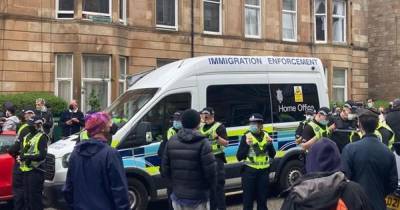 Scots block Glasgow immigration raid van amid 'stand off' over Home Office action - www.dailyrecord.co.uk - Britain - Scotland