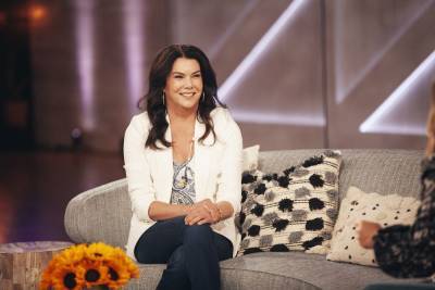 Lauren Graham Hid From The Paparazzi Only To Realize They Were Looking For Gwen Stefani - etcanada.com