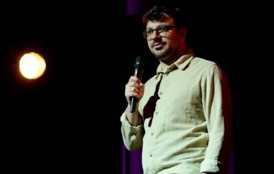 ‘The Inbetweeners’ star Simon Bird debuts stand-up special, ‘Debrief’ - www.nme.com