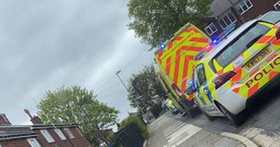 Police and ambulances rush to Rochdale street after body of man, 32, found - www.manchestereveningnews.co.uk - Manchester