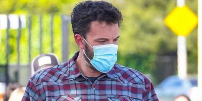 Ben Affleck Signs Giant 'Gone Girl' Poster While Out in LA - www.justjared.com - Los Angeles - county Pike