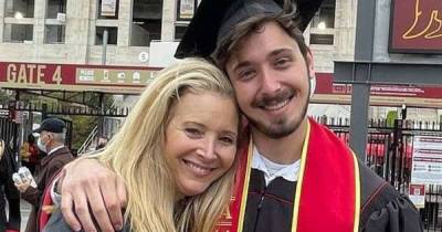 Lisa Kudrow proud of son after graduation - www.msn.com