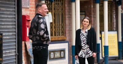 Corrie's Sean gets unexpected visit as Carol arrives on the street but who is she? - www.manchestereveningnews.co.uk
