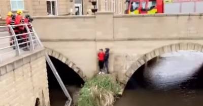 Fire crews called to rescue children trapped on town centre bridge - www.manchestereveningnews.co.uk - Palestine