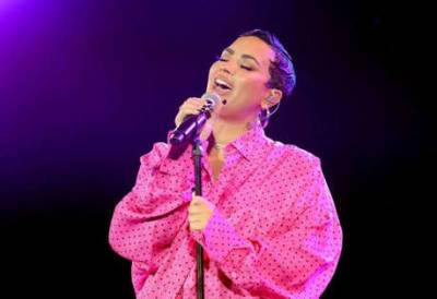 Twitter reacts with love and pride as Demi Lovato announces they are non-binary - www.msn.com