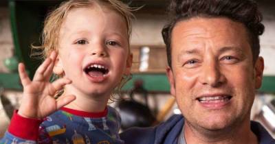 Jamie Oliver delights fans with son River's reaction to iconic throwback photo - www.msn.com