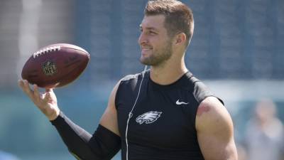 Tim Tebow - Tim Tebow Officially Signs With Jacksonville Jaguars as Tight End - etonline.com - city Jacksonville