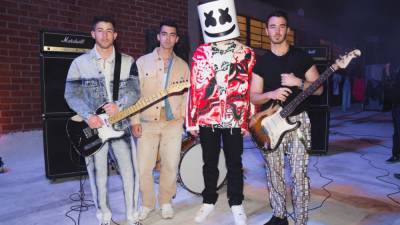 2021 Billboard Music Awards: Jonas Brothers to Perform With Marshmello - www.etonline.com