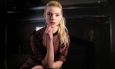 Anya Taylor-Joy was spotted kissing a mystery man while out in New York City - us.hola.com - New York