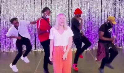 Natasha Bedingfield Sings 'Unwritten' While Creators of TikTok Trend Dance Behind Her (Video) - www.justjared.com