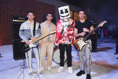 Jonas Brothers Team Up With Marshmello For New Single ‘Leave Before You Love Me’ - etcanada.com