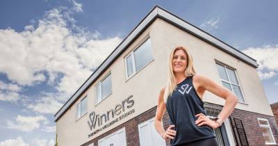 Stockport woman beats chronic back pain to open women-only strength and wellbeing studio - www.manchestereveningnews.co.uk