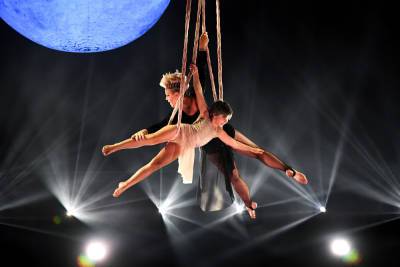 Pink and daughter Willow soar in daredevil Billboard Music Awards stunt - nypost.com