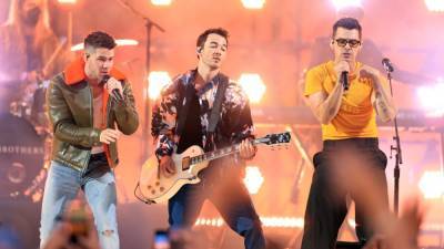Jonas Brothers Close Out the 2021 BBMAs by Performing a Medley of Their Hits - www.etonline.com - Los Angeles