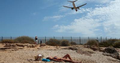 Holidaymakers urged not to jet off to Spain as country lifts restrictions to UK travellers - www.manchestereveningnews.co.uk - Britain - Spain