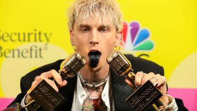 Here's Why Machine Gun Kelly Painted His Tongue Black for 2021 Billboard Music Awards (Exclusive) - www.etonline.com - Los Angeles