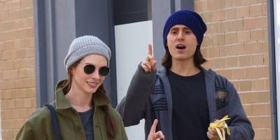 Jared Leto Snacks on a Banana While Filming New Apple TV+ Series 'WeCrashed' with Anne Hathaway - www.justjared.com - New York - county Queens