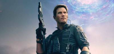 Chris Pratt Time Travels, Fights Aliens in 'Tomorrow War' Trailer - Watch Now! - www.justjared.com